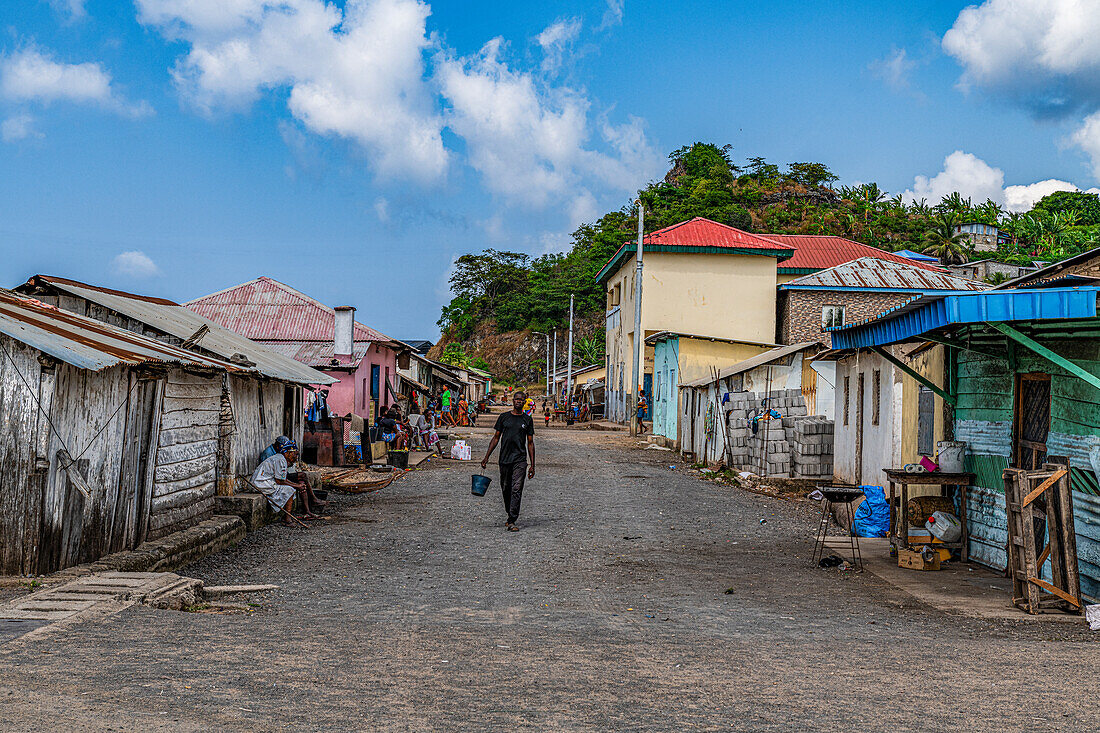 Kleine Straße im Dorf San Antonio de Pale, Insel Annobon, Äquatorialguinea, Afrika