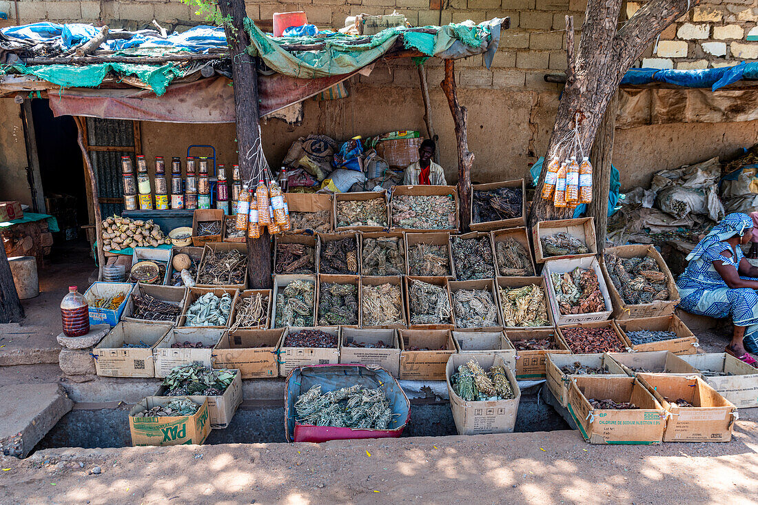 Einheimische Wurzeln und Blätter, Markt für traditionelle Medizin, Garoua, Nordkamerun, Afrika