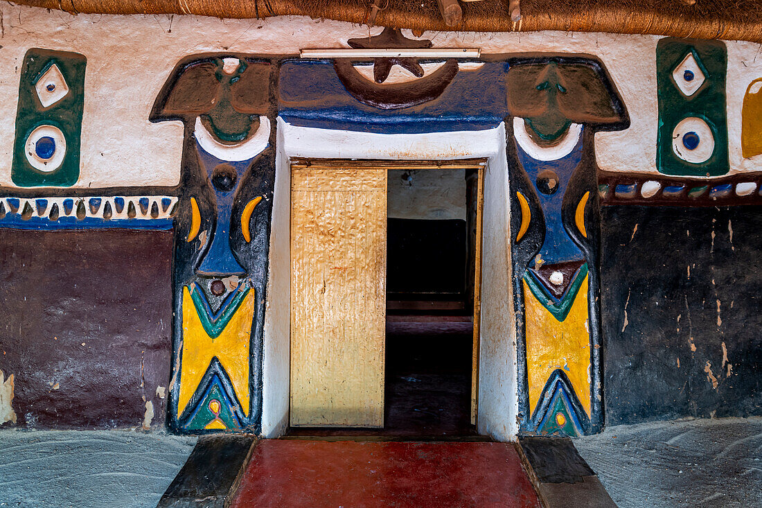 Bunter Eingang zum Lamido-Palast, Ngaoundere, Adamawa-Region, Nordkamerun, Afrika