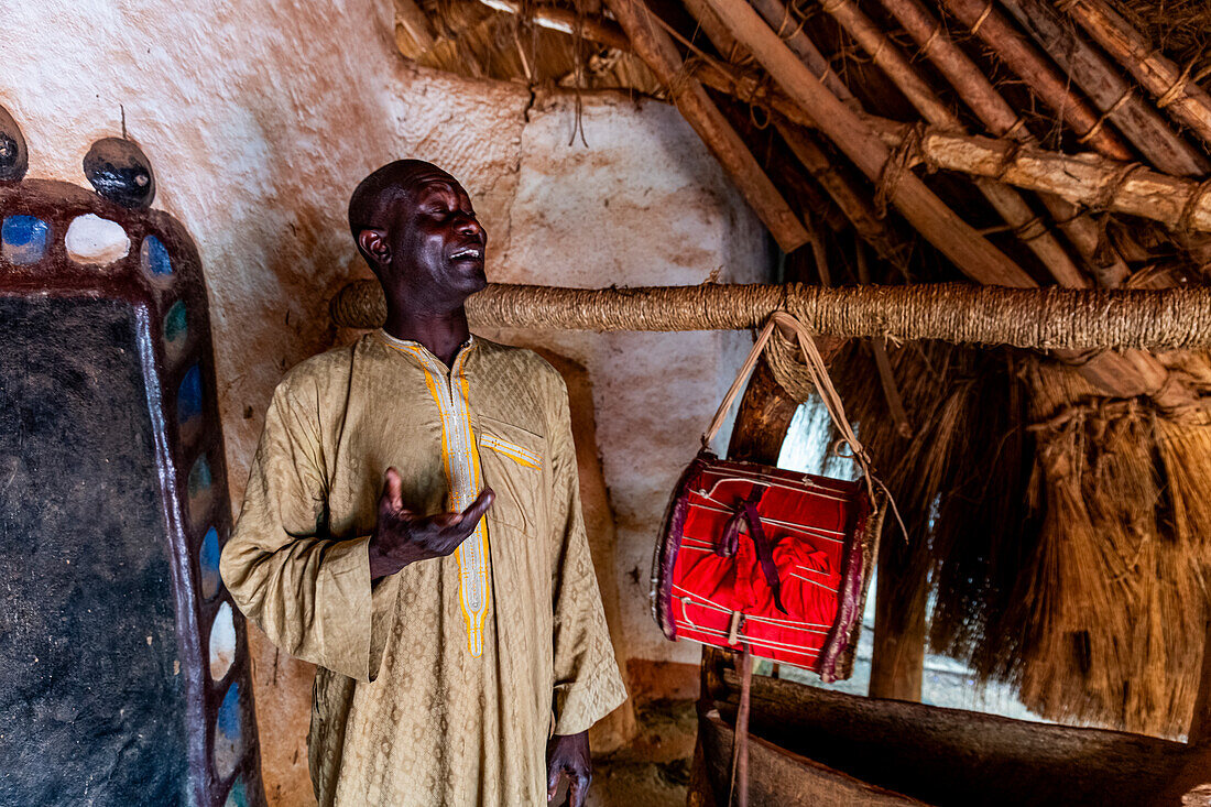 Mann erklärt die Geschichte des Lamido-Palastes, Ngaoundere, Adamawa-Region, Nordkamerun, Afrika