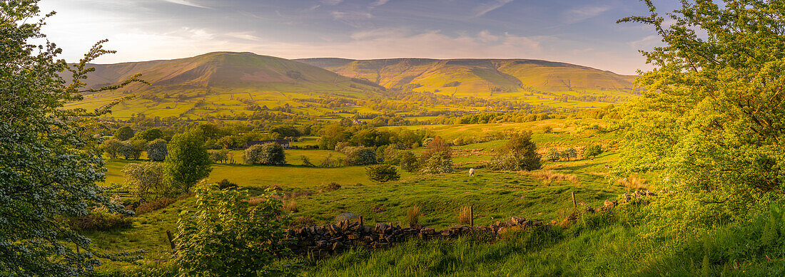 Blick auf die Landschaft in Richtung des Dorfes Edale im Frühling, Derbyshire Dales, Peak District National Park, Derbyshire, England, Vereinigtes Königreich, Europa