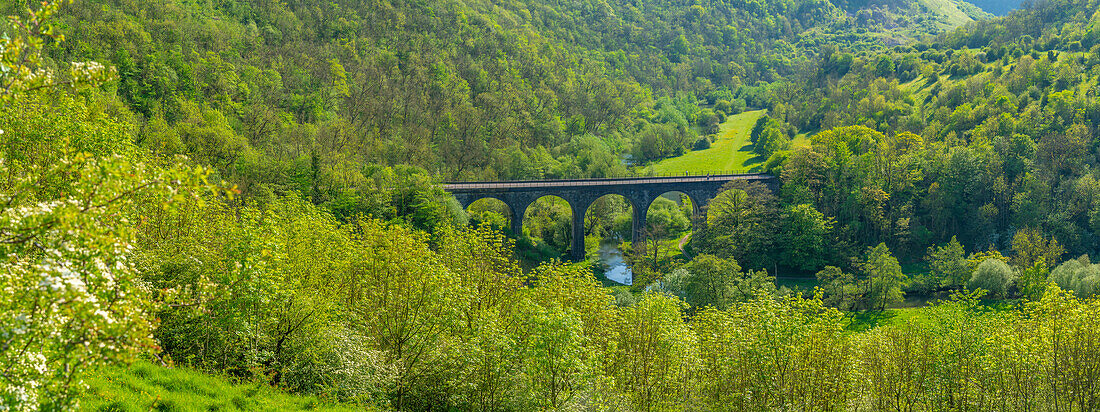 Blick auf das Monsal Viadukt in Monsal Dale, Peak District National Park, Derbyshire, England, Vereinigtes Königreich, Europa