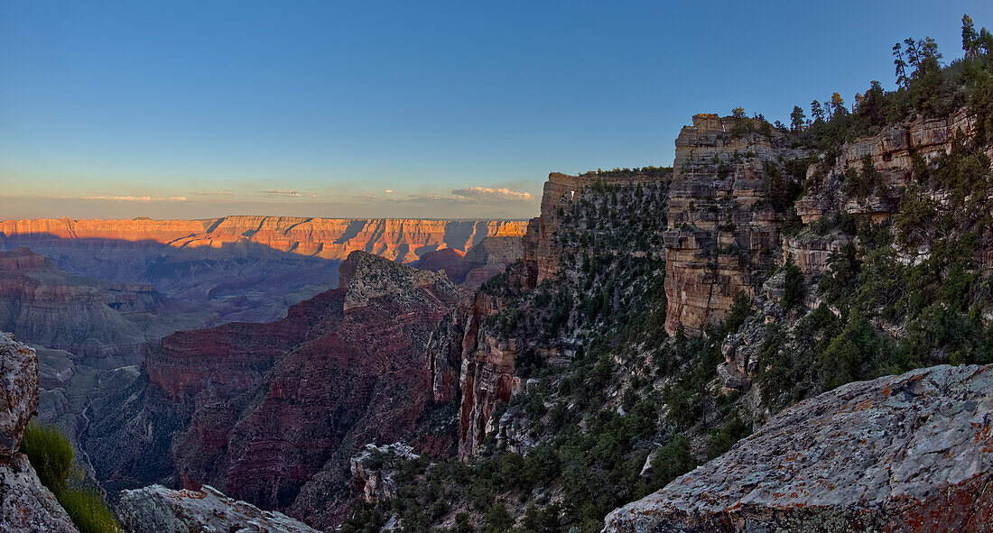 Angel's Window am Cape Royal am North Rim oberhalb des Unker Creek bei Sonnenuntergang, mit Rauch von einem Waldbrand, der am Horizont braunen Dunst erzeugt, Gand Canyon National Park, UNESCO Weltkulturerbe, Arizona, Vereinigte Staaten von Amerika, Nordamerika