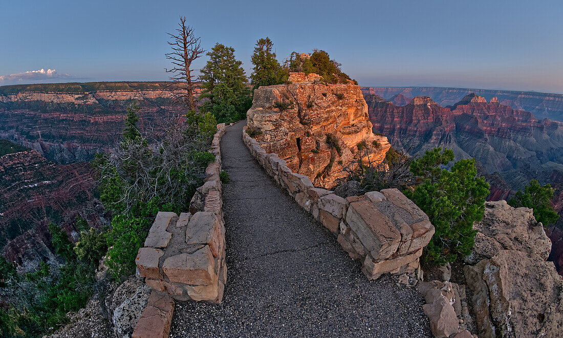 Der gepflasterte Weg zwischen Bright Angel Point und dem Besucherzentrum am Grand Canyon North Rim in der Abenddämmerung, Grand Canyon National Park, UNESCO Weltnaturerbe, Arizona, Vereinigte Staaten von Amerika, Nordamerika