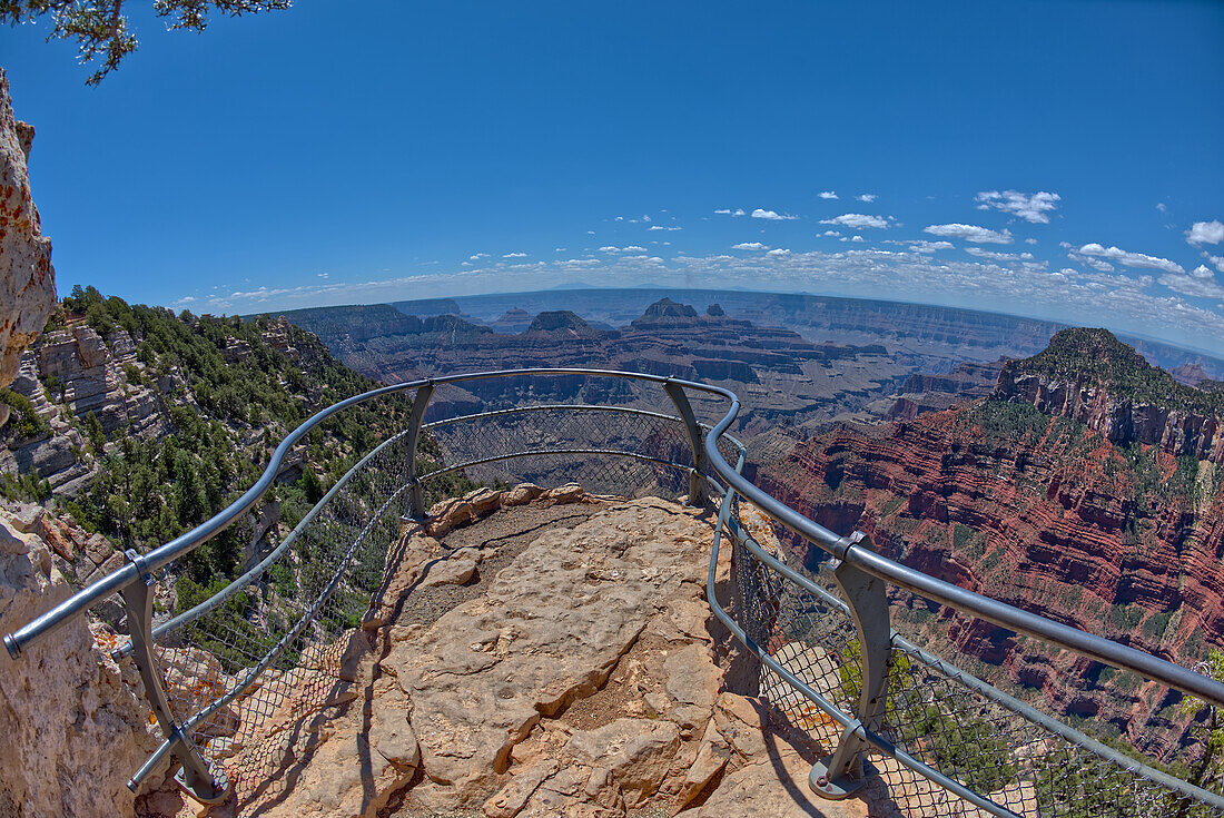 Ein Aussichtspunkt entlang des Transept Trail mit Oza Butte rechts am Grand Canyon North Rim, Grand Canyon National Park, UNESCO Welterbe, Arizona, Vereinigte Staaten von Amerika, Nordamerika