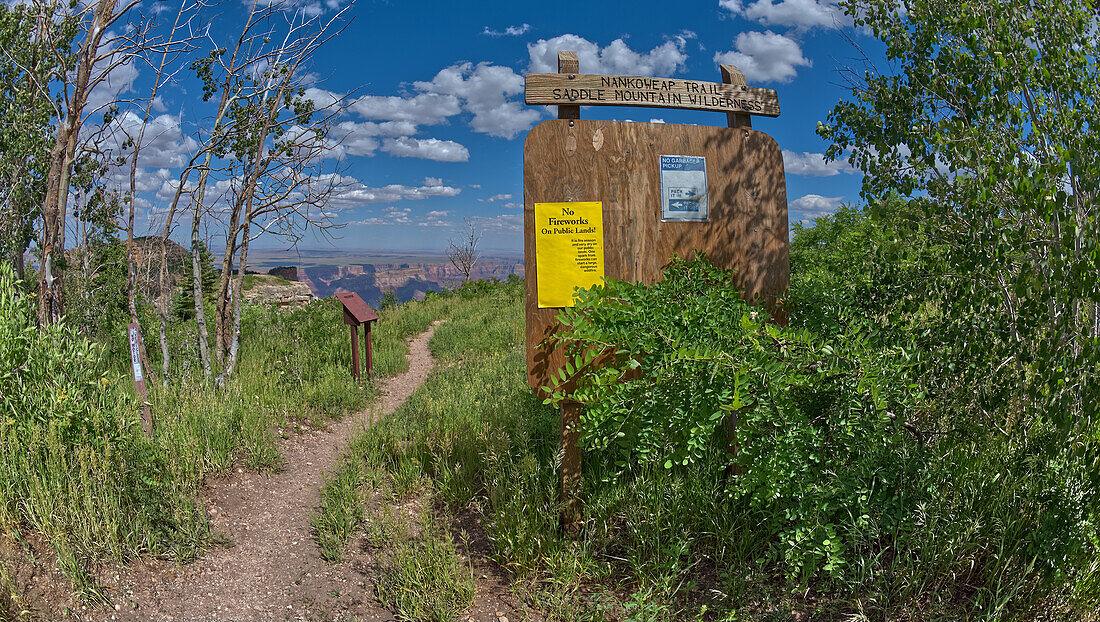 Schild, das den Nankoweap Trail für die Saddle Mountain Wilderness markiert, die an den Grand Canyon National Park grenzt, Arizona, Vereinigte Staaten von Amerika, Nordamerika