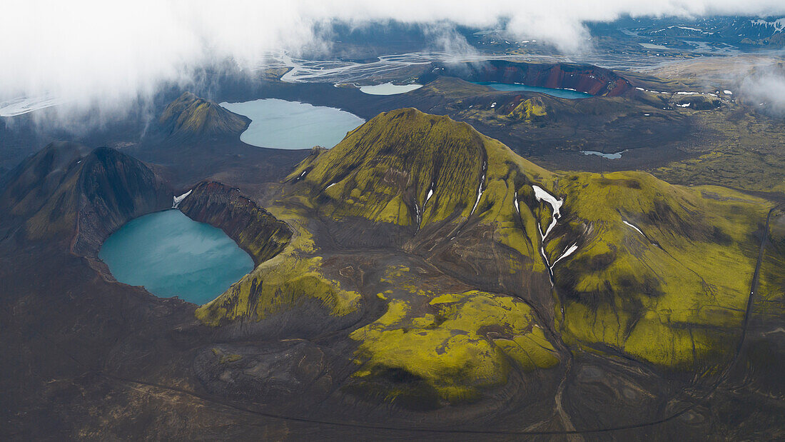 Luftaufnahme einer Drohne vom Berg Landmannalaugar an einem bewölkten Sommertag, Island, Polarregionen