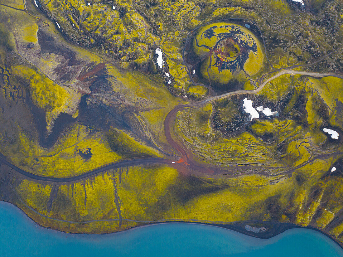 Luftaufnahme einer Drohne von Landmannalaugar an einem Sommertag, Island, Polargebiete