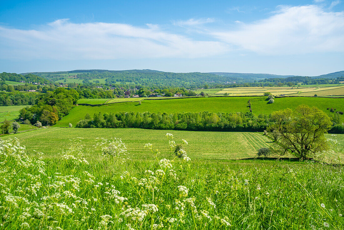 Blick auf Ackerland und das Dorf Baslow im Frühling, Peak District National Park, Derbyshire, England, Vereinigtes Königreich, Europa