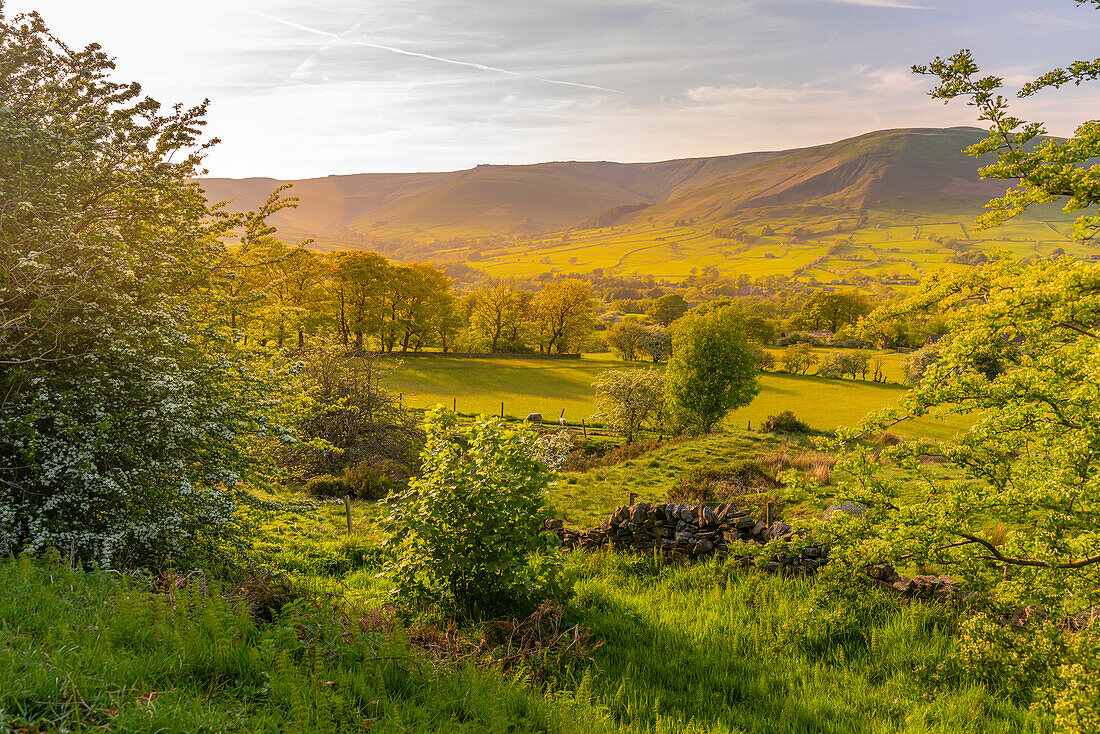 Blick auf die Landschaft in Richtung des Dorfes Edale im Frühling, Peak District National Park, Derbyshire, England, Vereinigtes Königreich, Europa