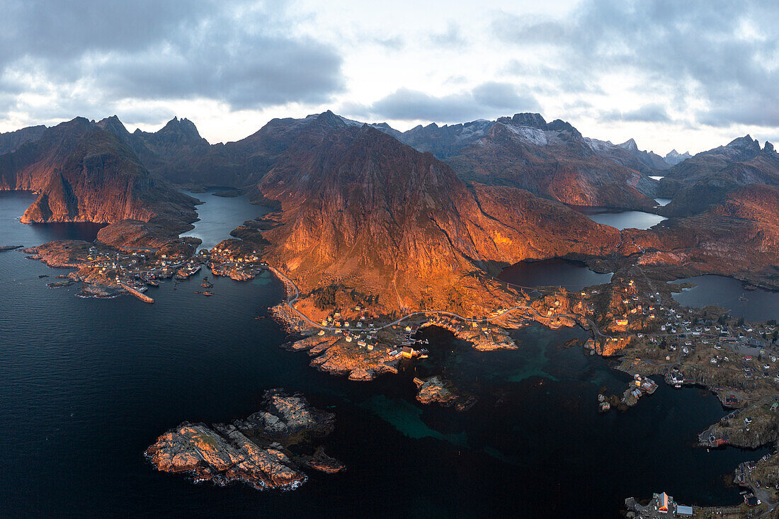 Panoramablick auf die Berge, die die Küstendörfer Tind und A i Lofoten umgeben, Lofoten Inseln, Nordland, Norwegen, Skandinavien, Europa