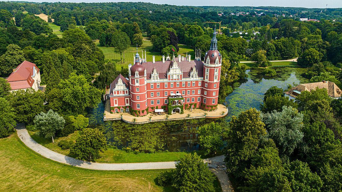 Luftbild von Schloss Muskau, Muskauer Park, UNESCO-Welterbe, Bad Muskau, Sachsen, Deutschland, Europa