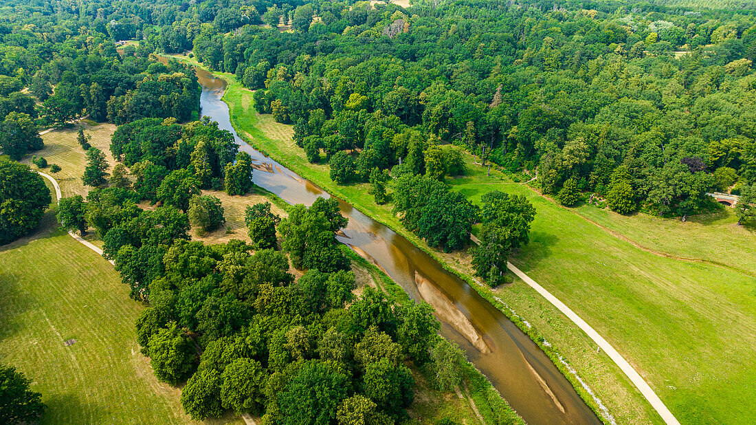 Luftaufnahme des Muskauer Parks, UNESCO-Welterbe, und der Neiße, Bad Muskau, Sachsen, Deutschland, Europa