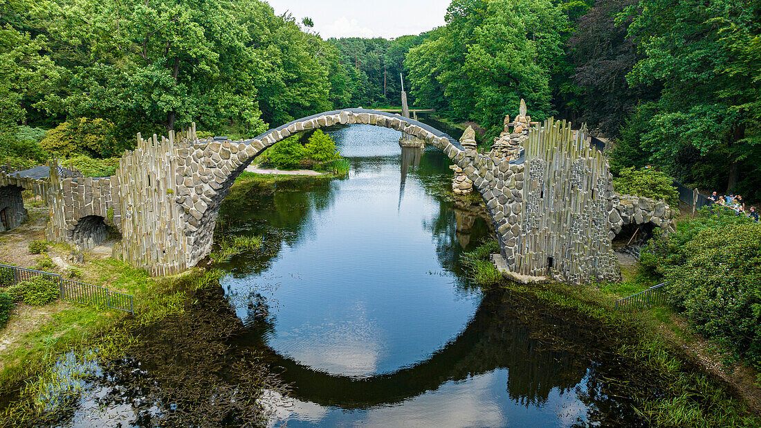 Luftaufnahme der Rakotzbrucke, Azaleen- und Rhododendronpark Kromlau, Gablenz, Sachsen, Deutschland, Deutschland, Europa