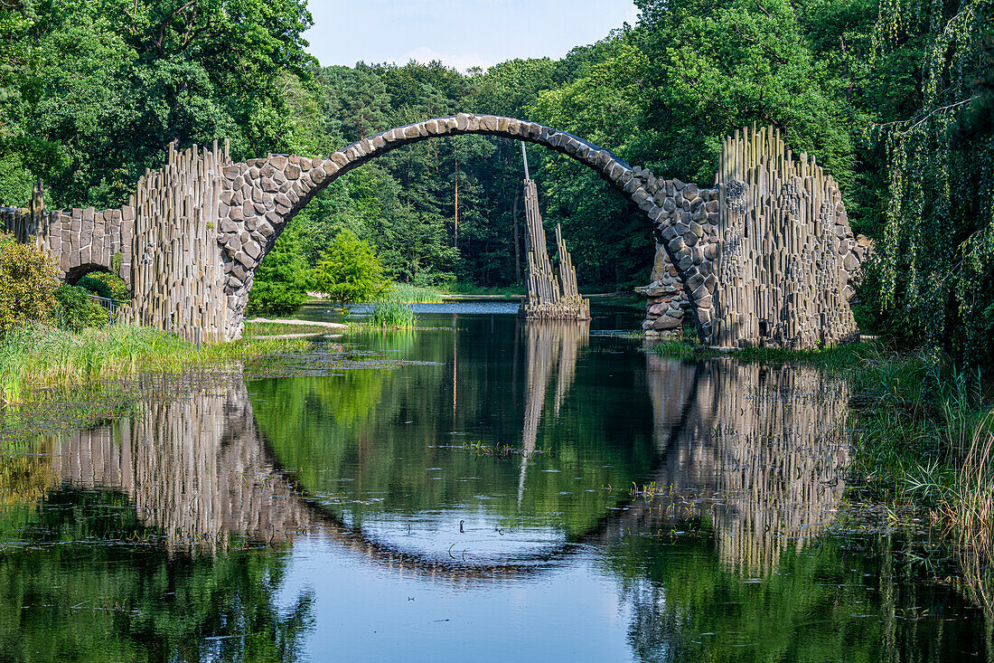 Rakotzbrucke, Azaleen- und Rhododendronpark Kromlau, Gablenz, Sachsen, Deutschland, Europa