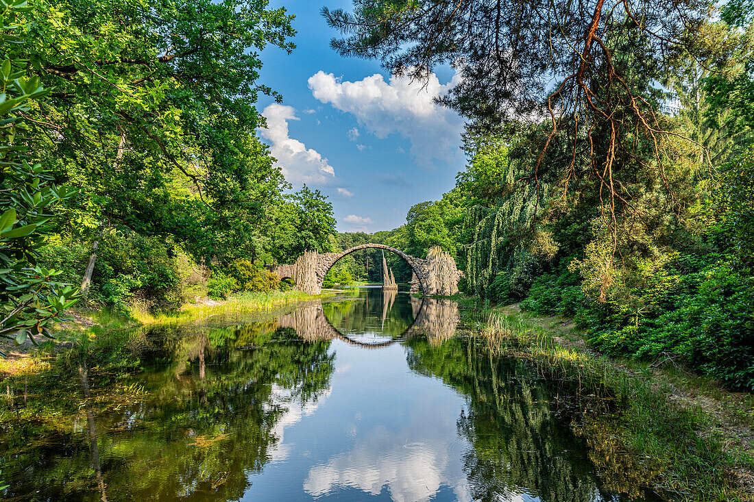 Rakotzbrucke, Azaleen- und Rhododendronpark Kromlau, Gablenz, Sachsen, Deutschland, Europa