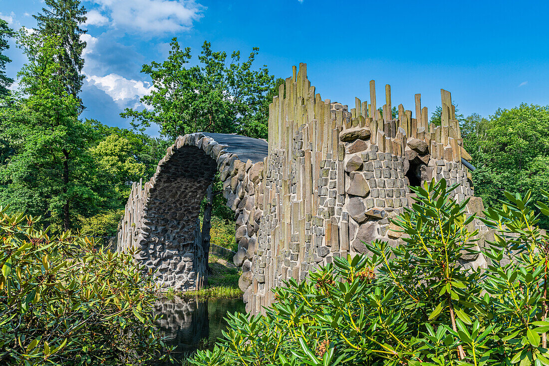 Rakotzbrucke, Azaleen- und Rhododendronpark Kromlau, Gablenz, Sachsen, Deutschland, Europa