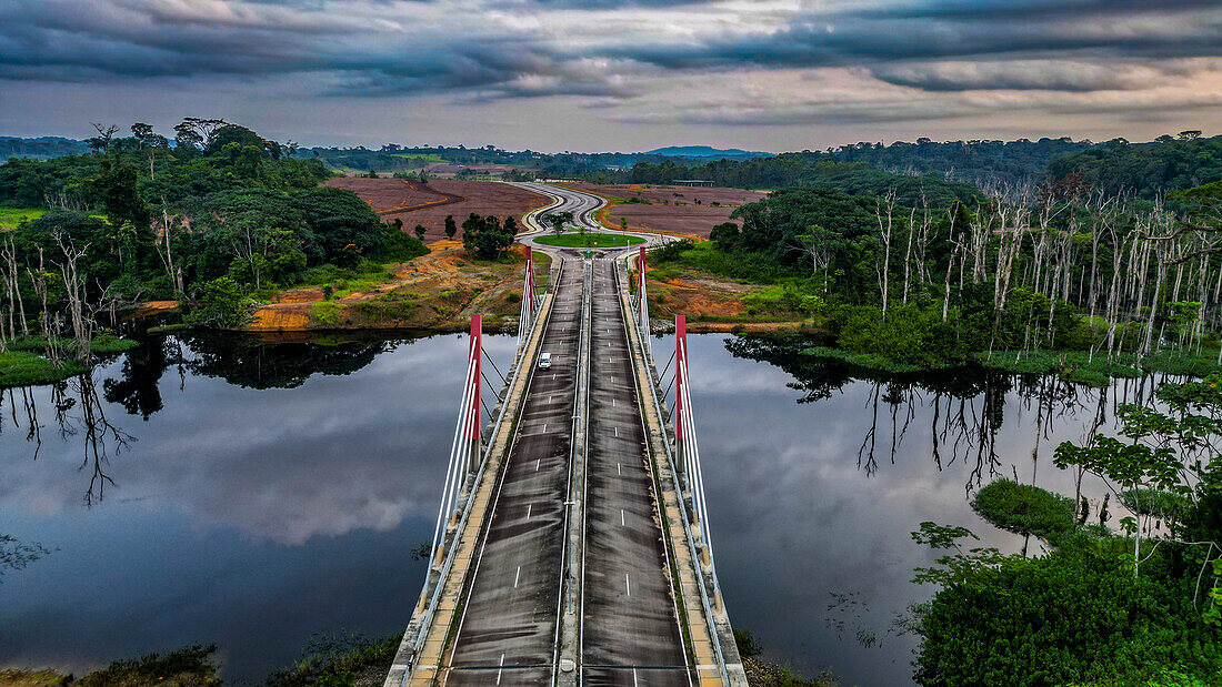 Luftaufnahme einer Brücke, die durch den Dschungel zur zukünftigen Hauptstadt Ciudad de la Paz führt, Rio Muni, Äquatorialguinea, Afrika