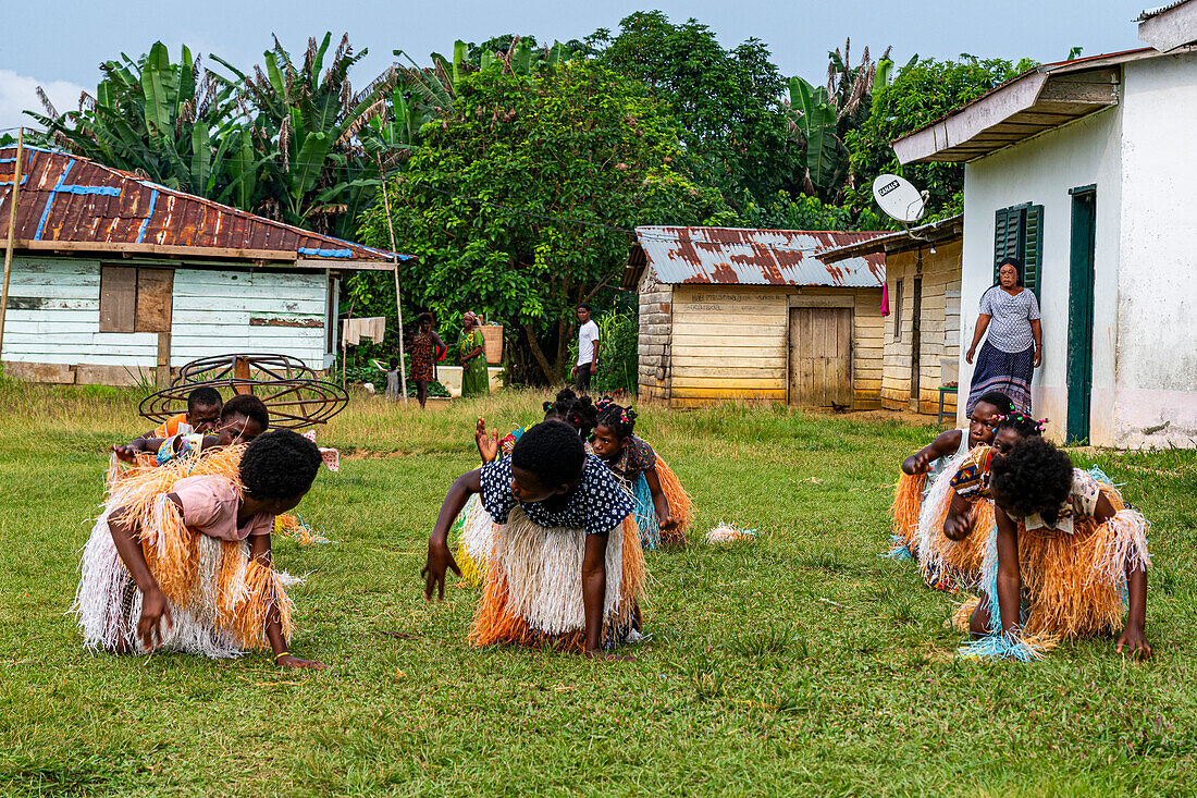 Kinder beim Üben eines traditionellen Tanzes, Ciudad de la Paz, Rio Muni, Äquatorialguinea, Afrika