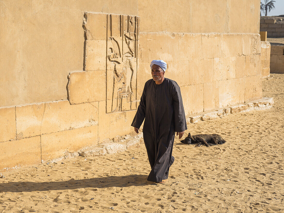 Ägyptischer Führer in Saqqara, Teil der memphitischen Nekropole, UNESCO-Welterbe, Ägypten, Nordafrika Afrika