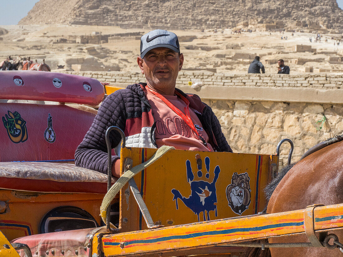 Der Fahrer einer verzierten Pferdekutsche am Pyramidenkomplex, UNESCO-Weltkulturerbe, Gizeh, bei Kairo, Ägypten, Nordafrika, Afrika