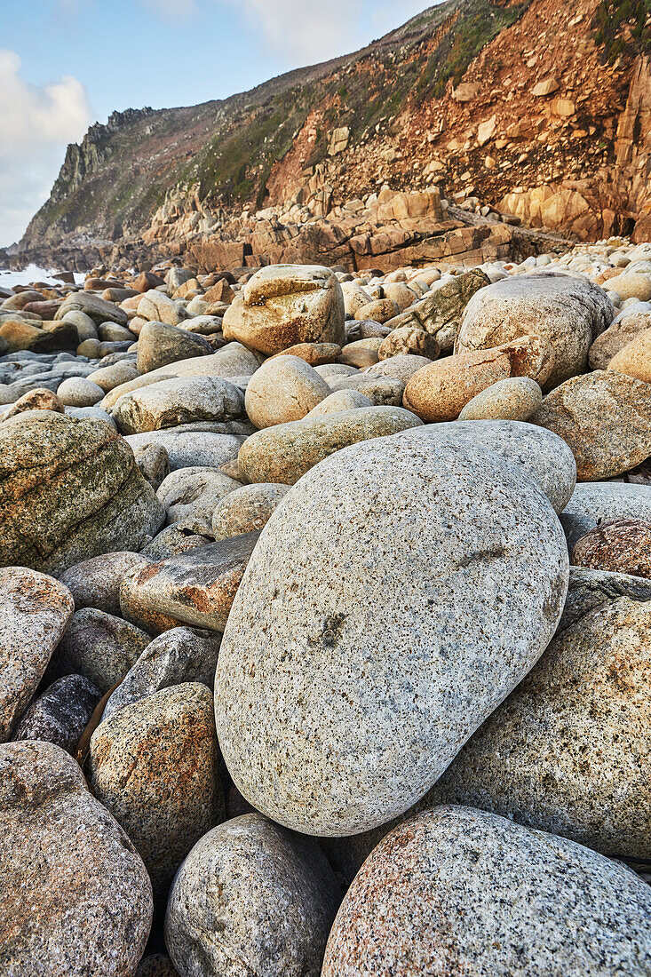 Über das Ufer verstreute Granitblöcke bei Porth Nanven, am Ende des Cot Valley, bei St. Just, Atlantikküste im äußersten Westen Cornwalls, England, Vereinigtes Königreich, Europa