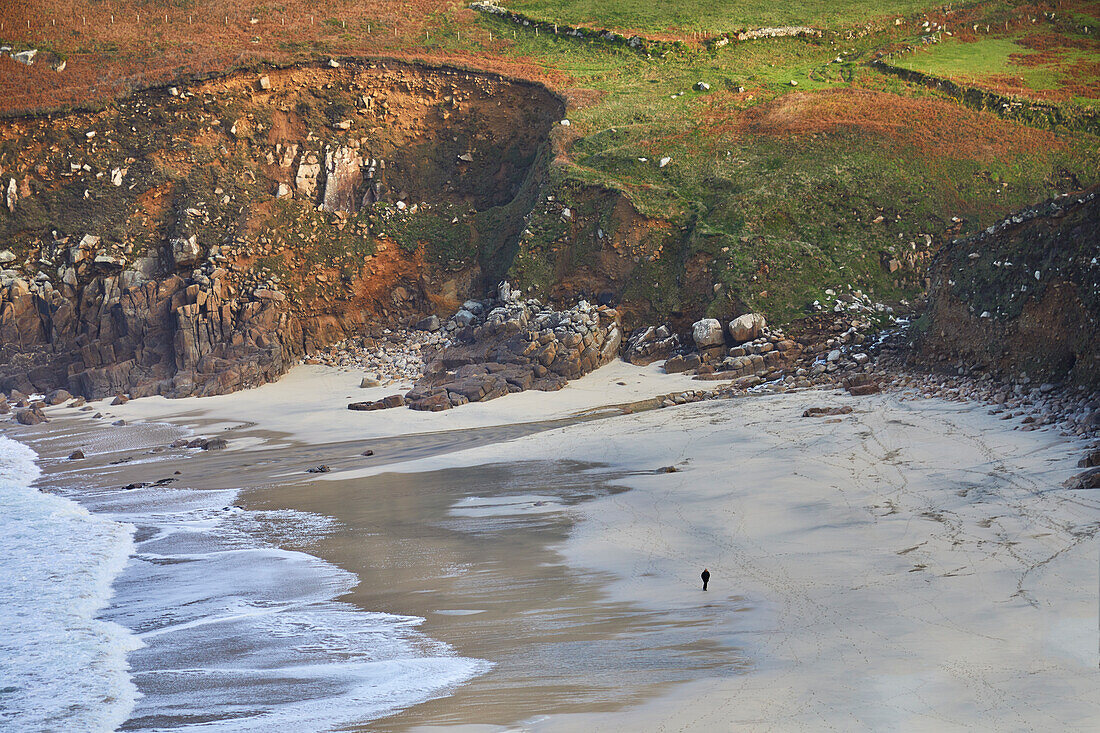 Die Klippen und der Sand von Portheras Cove, einem abgelegenen Strand bei Pendeen, an den zerklüfteten Atlantikklippen im äußersten Westen von Cornwall, England, Vereinigtes Königreich, Europa