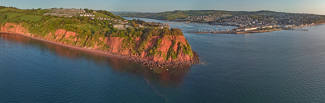 Ein Panoramablick über die Landzunge Ness auf die Mündung des Flusses Teign und den Hafen und Ferienort Teignmouth an der Südküste von Devon, England, Vereinigtes Königreich, Europa