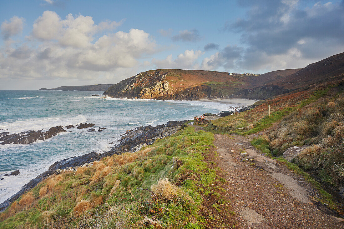 Die Klippen und der Sand von Portheras Cove, einem abgelegenen Strand bei Pendeen, an den zerklüfteten Atlantikklippen im äußersten Westen von Cornwall, England, Vereinigtes Königreich, Europa