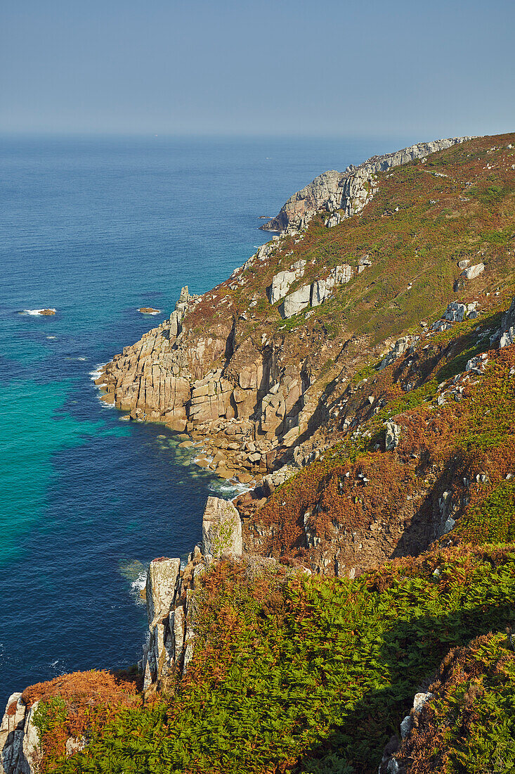 Die wilden und zerklüfteten Granitklippen der Atlantikküste Cornwalls im Sommer, bei Pendeen, im äußersten Westen Cornwalls, England, Vereinigtes Königreich, Europa