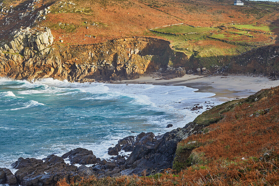 Die Klippen und der Sand von Portheras Cove, einem abgelegenen Strand in der Nähe von Pendeen, an den zerklüfteten Atlantikklippen im äußersten Westen von Cornwall, England, Vereinigtes Königreich, Europa