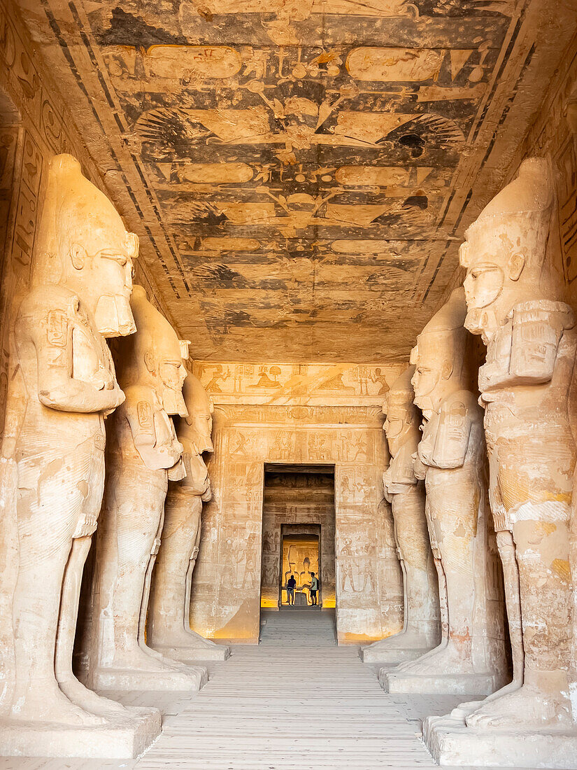 Innenansicht des Großen Tempels von Abu Simbel mit seinen nacheinander folgenden kleineren Kammern, die zum Heiligtum führen, UNESCO-Weltkulturerbe, Abu Simbel, Ägypten, Nordafrika, Afrika