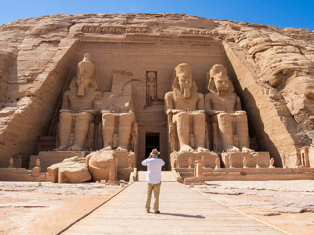 Der Große Tempel von Abu Simbel mit seinen vier ikonischen, 20 Meter hohen, sitzenden Kolossalstatuen von Ramses II (Ramses der Große), UNESCO-Welterbe, Abu Simbel, Ägypten, Nordafrika, Afrika