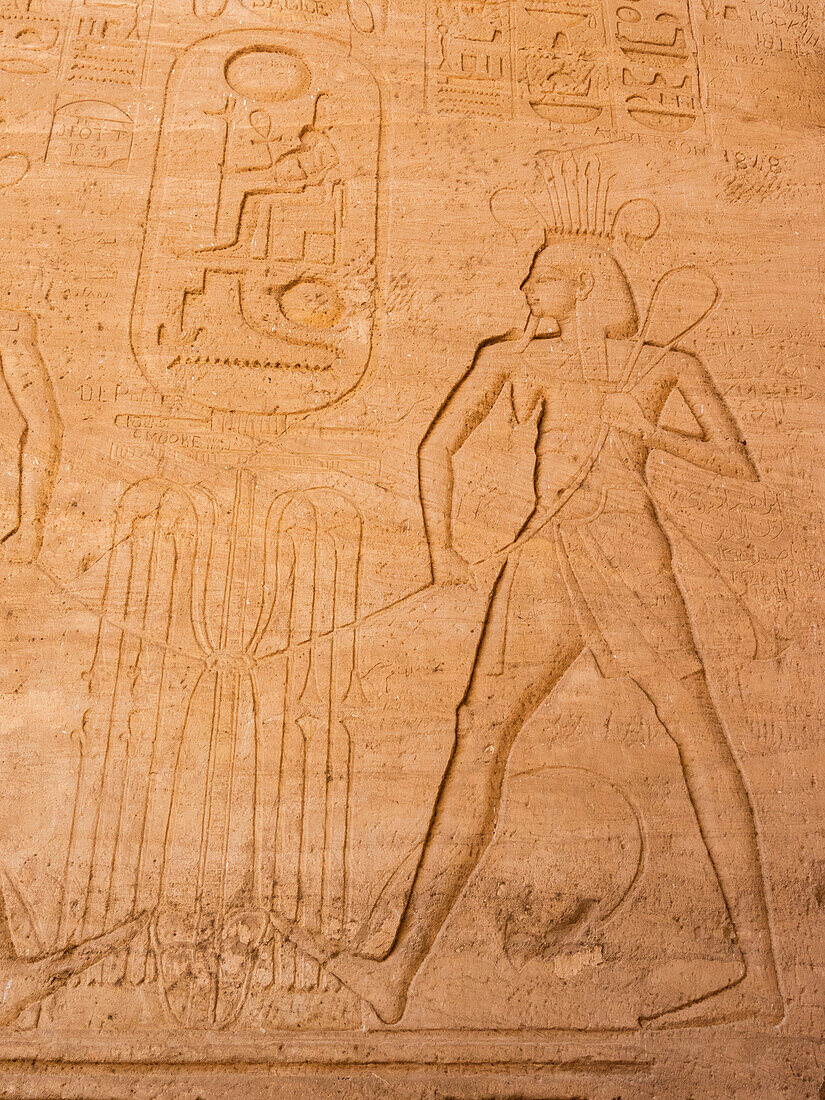 Fries vor dem Großen Tempel von Abu Simbel, mit seinen vier ikonischen, 20 Meter hohen, sitzenden Kolossalstatuen von Ramses II (Ramses der Große), UNESCO-Weltkulturerbe, Abu Simbel, Ägypten, Nordafrika, Afrika