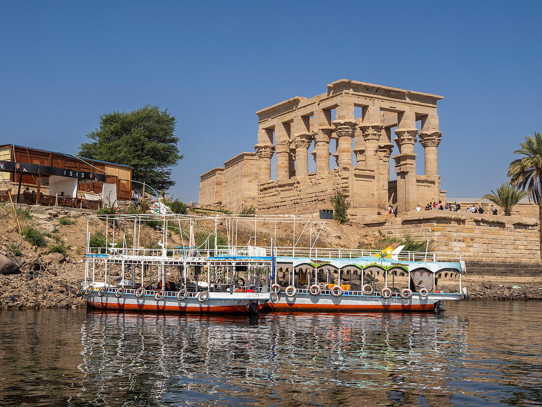 Boote versammeln sich, um Touristen zum Philae-Tempelkomplex, dem Tempel der Isis, auf der Insel Agilkia, UNESCO-Welterbestätte, Ägypten, Nordafrika, Afrika, zu bringen