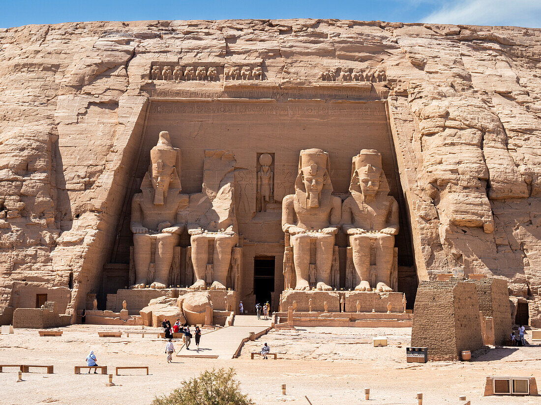 Der Große Tempel von Abu Simbel mit seinen vier ikonischen, 20 Meter hohen, sitzenden Kolossalstatuen von Ramses II (Ramses der Große), UNESCO-Welterbe, Abu Simbel, Ägypten, Nordafrika, Afrika