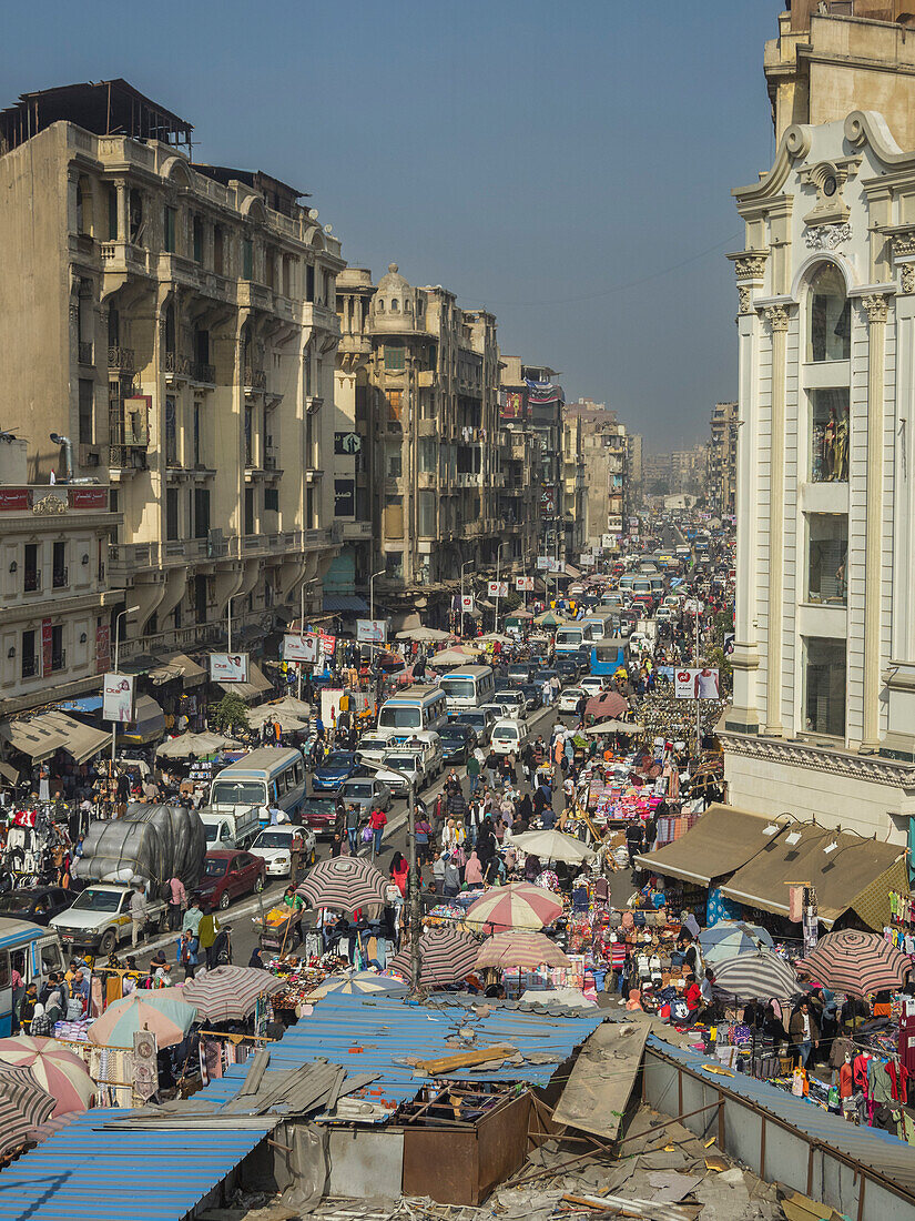 Der Khan el Khalili Basar, ein Labyrinth von Straßen mit Tausenden von Verkäufern, die ihre Waren anbieten, Kairo, Ägypten, Nordafrika, Afrika