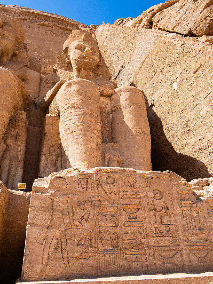 Der Große Tempel von Abu Simbel mit seinen vier 20 Meter hohen sitzenden Kolossalstatuen von Ramses II (Ramses der Große), UNESCO-Weltkulturerbe, Abu Simbel, Ägypten, Nordafrika, Afrika