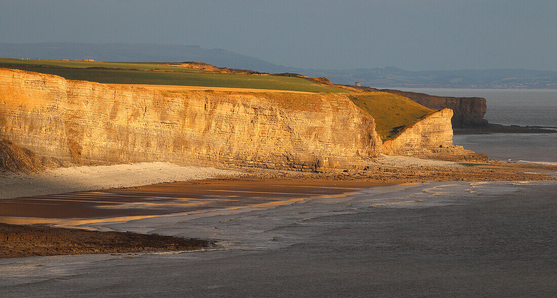 Blick in Richtung Nash Point von Southerndown, Glamorgan Heritage Coast, Südwales, Vereinigtes Königreich, Europa