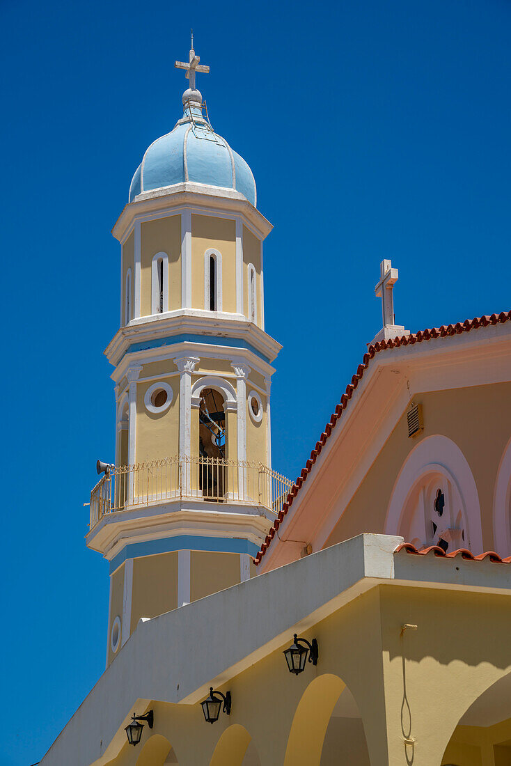 Blick auf eine typische griechisch-orthodoxe Kirche bei Lakithra, Kefalonia, Ionische Inseln, Griechische Inseln, Griechenland, Europa