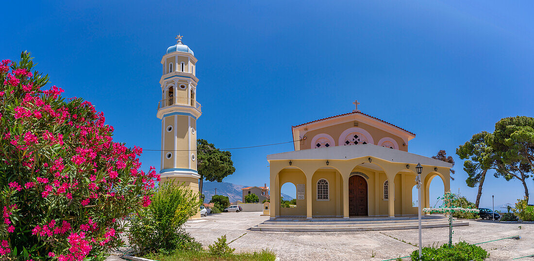 Blick auf eine typisch griechisch-orthodoxe Kirche bei Lakithra, Kefalonia, Ionische Inseln, Griechische Inseln, Griechenland, Europa
