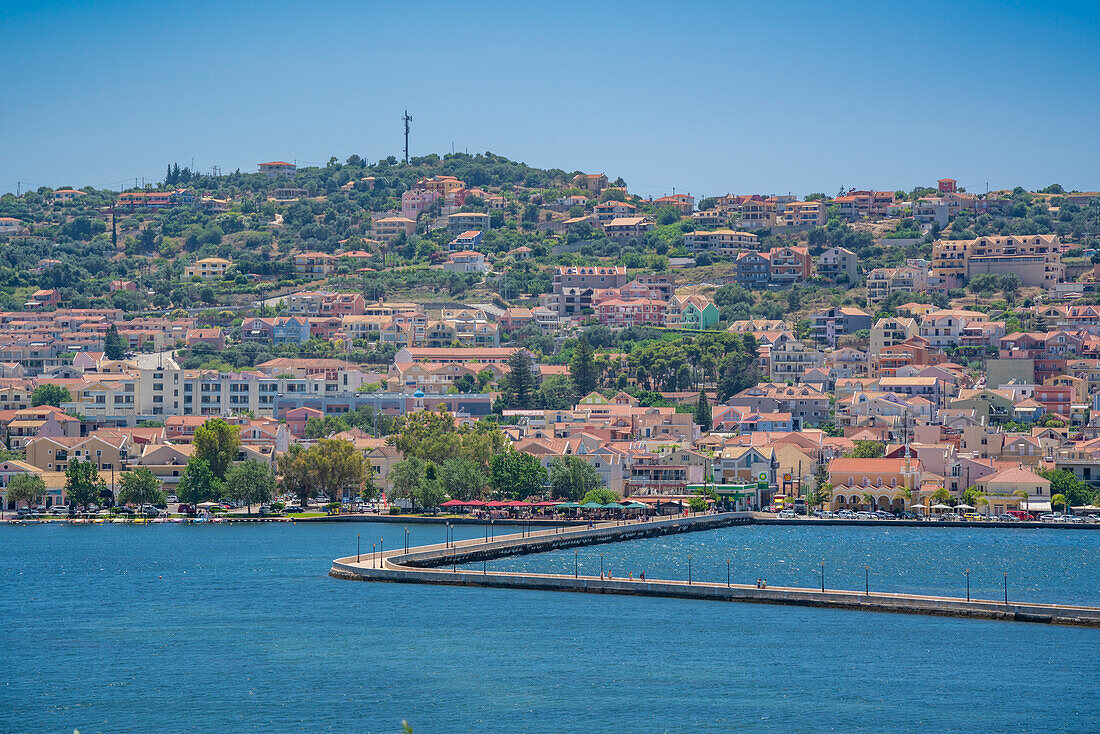 Blick auf Argostoli und die De Bosset-Brücke, Hauptstadt von Kefalonia, Kefalonia, Ionische Inseln, Griechenland, Europa
