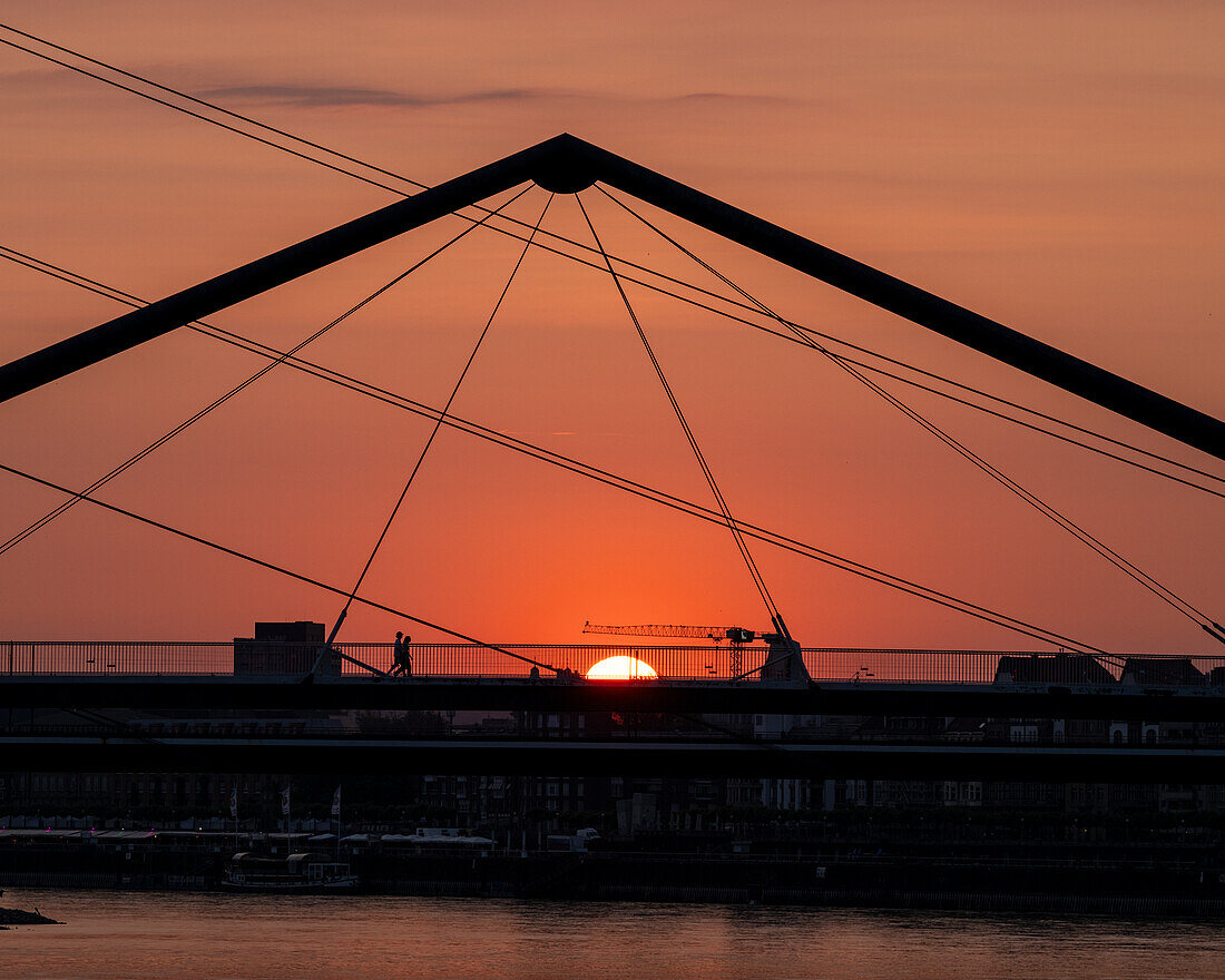 Sonnenaufgang hinter der Rheinkniebrucke, Medienhafen, Düsseldorf, Nordrhein-Westfalen, Deutschland, Europa