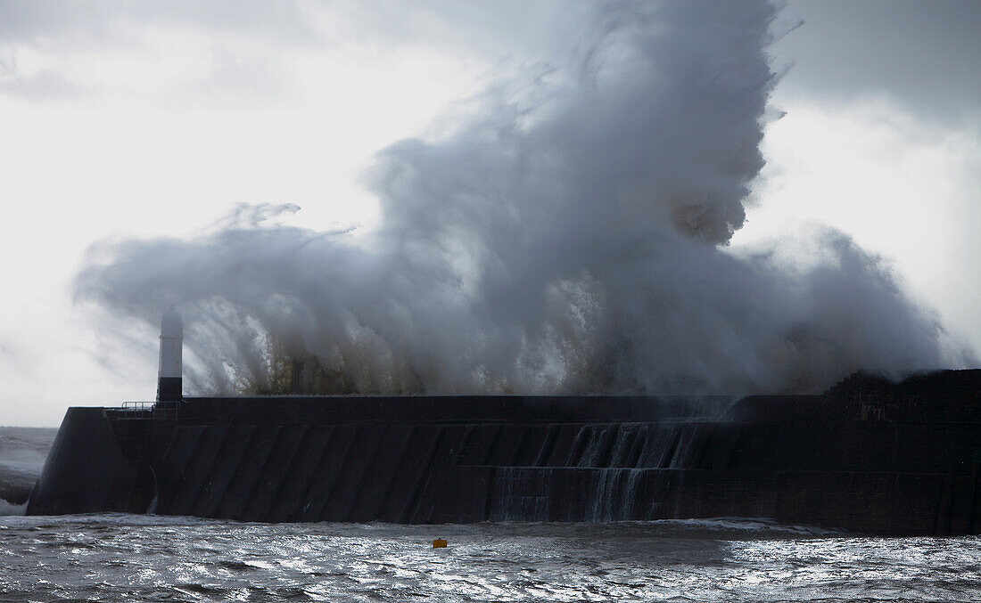 Sturmwellen über Porthcawl Pier, Porthcawl, Südwales, Vereinigtes Königreich, Europa