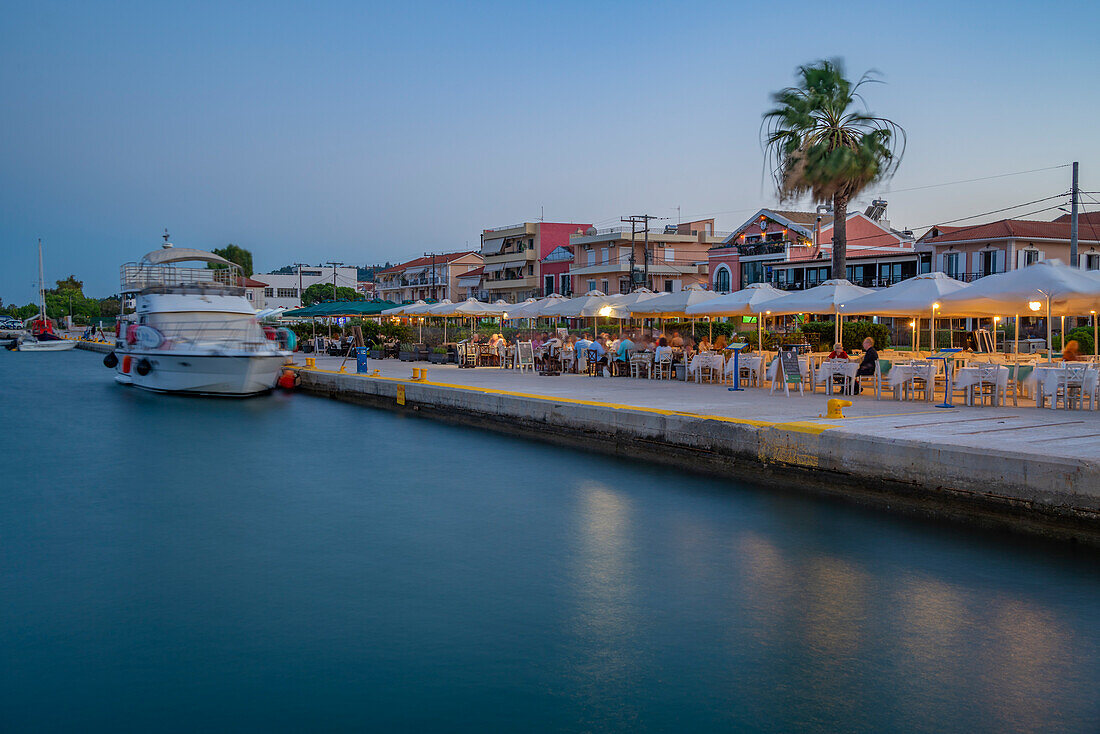 Blick auf Cafe und Restaurant am Hafen in der Abenddämmerung, Lixouri, Kefalonia, Ionische Inseln, Griechische Inseln, Griechenland, Europa