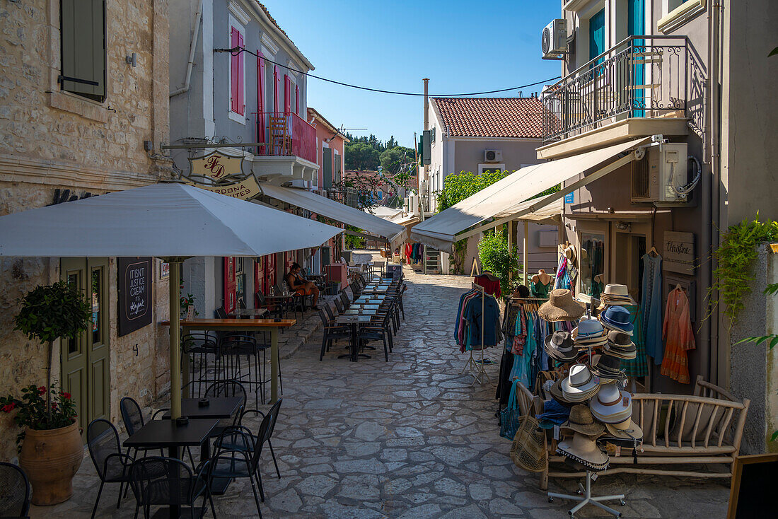 Blick auf Cafés und Geschäfte in Fiscardo, Fiscardo, Kefalonia, Ionische Inseln, Griechische Inseln, Griechenland, Europa