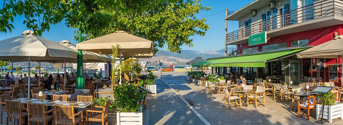 Blick auf Café und Bar am PlateA?a Central Square, Lixouri, Kefalonia, Ionische Inseln, Griechische Inseln, Griechenland, Europa