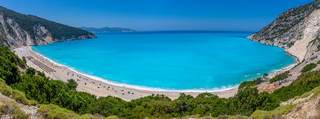 Blick auf Myrtos Beach, Küstenlinie, Meer und Hügel bei Agkonas, Kefalonia, Ionische Inseln, Griechische Inseln, Griechenland, Europa
