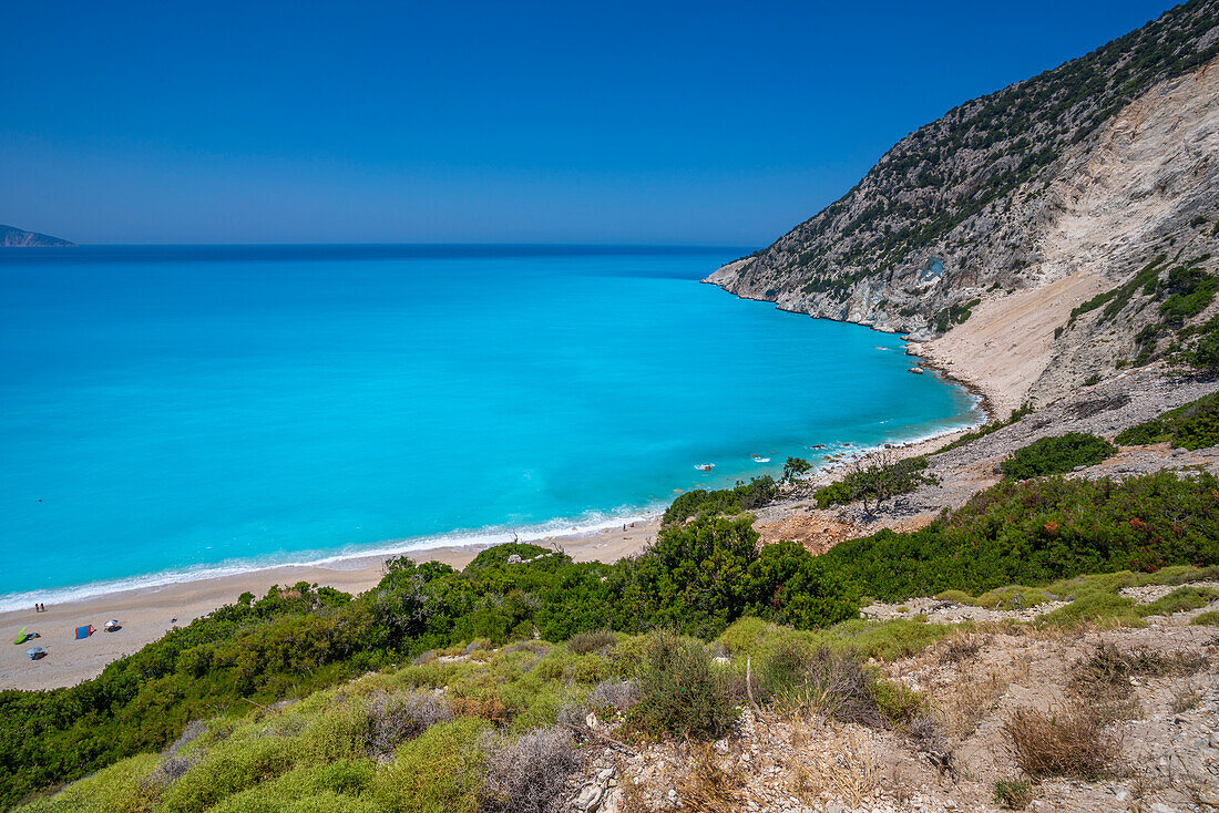 Blick auf Myrtos Beach, Küstenlinie, Meer und Hügel bei Agkonas, Kefalonia, Ionische Inseln, Griechische Inseln, Griechenland, Europa