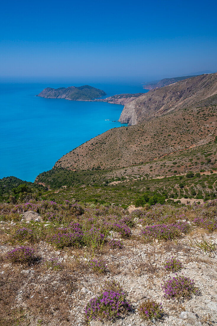 Blick auf Assos, Küstenlinie, Meer und Hügel bei Agkonas, Kefalonia, Ionische Inseln, Griechische Inseln, Griechenland, Europa